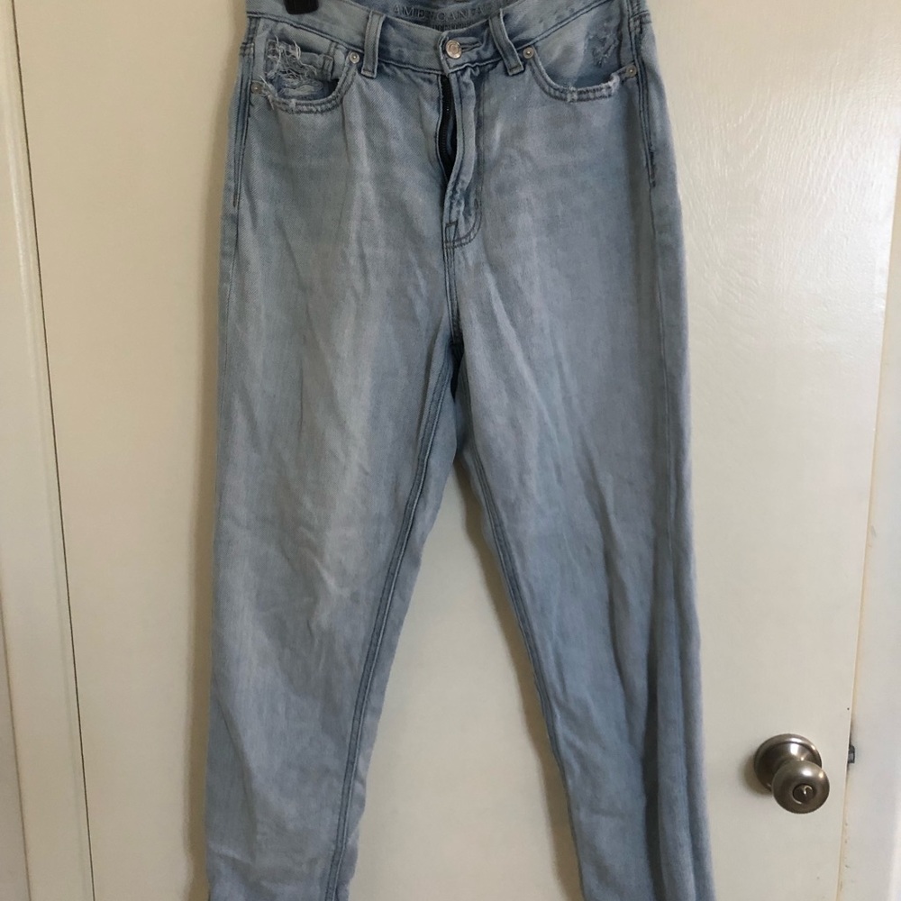 AE Lightwash Mom Jeans